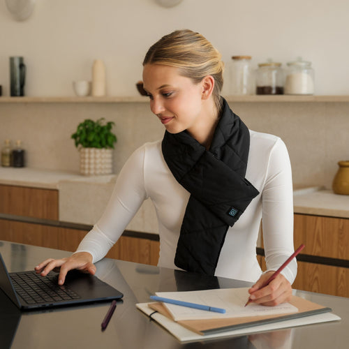 Kit Sciarpa Riscaldante Cordless Heat on the Go Puffer Scarf Nera e Power Bank Cellularline 5000